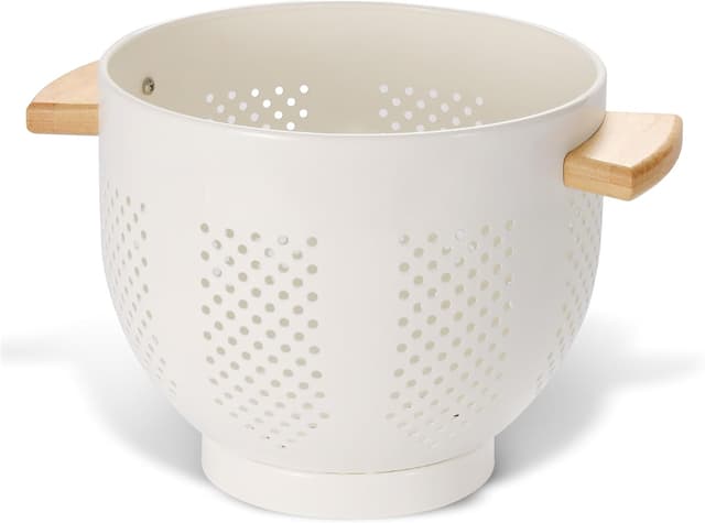 Detalle de Cream Metal Colander With Wood Handle and Stable Base, 5.5 Quart Powder Coated Steel Kitchen Strainer