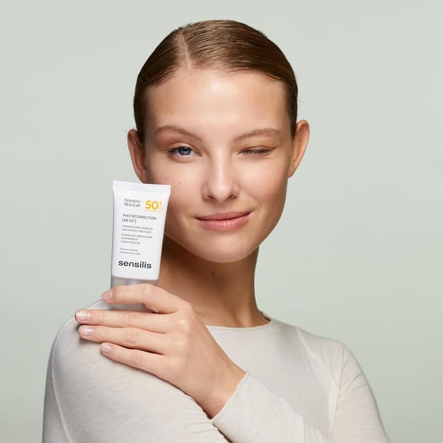 Detalle de Sensilis Photocorrection AR SPF50+ : crème solaire anti-rougeurs raffermissante pour peaux sensibles (40 ml)