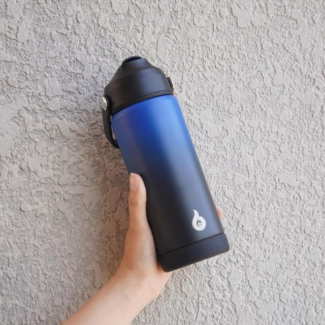 Detalle 2 de BJPKPK Insulated 18oz Stainless Steel Water Bottle with Straw Lid, Flex Handle & Non-Slip Boot (BPA-Free) - Black Blue