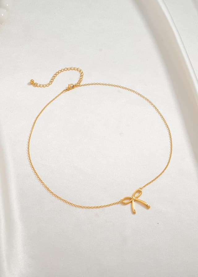 Detalle de LILIE&WHITE Gold Schleifen-Halskette für Damen – allergikerfreundlich, kratzfest & langlebig