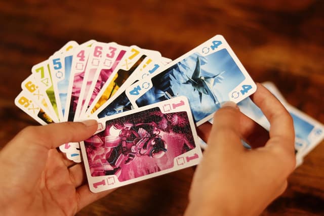 Detalle de IELLO The Crew : Mission sous-Marine (version française) — jeu de plis coopératif