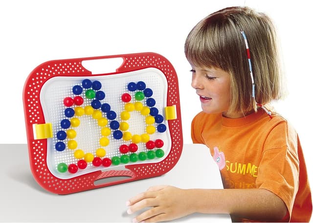 Detalle de Quercetti FantaColor Design – Mosaico Montessori con chiodini colorati (20 mm) per bambini dai 4 anni, gioco creativo in legno/struttura traforata