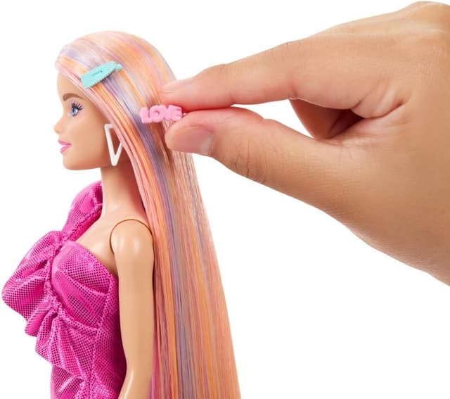 Detalle de Barbie Fun & Fancy Hair HKT96 doll with extra-long blonde hair and 10 styling & fashion accessories