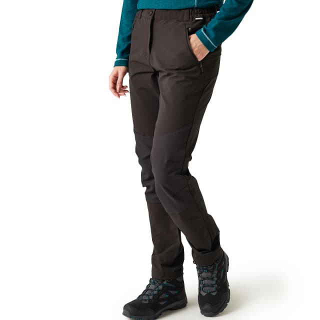 Detalle de Regatta Wmns Questra V pantalón de mujer con acabado hidrófugo e inserciones elásticas