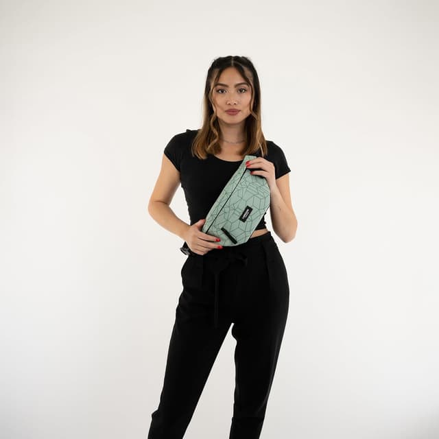 Detalle 2 de LARKSON Marsupio unisex verde “Ole” con materiale PET riciclato, bum bag idrorepellente