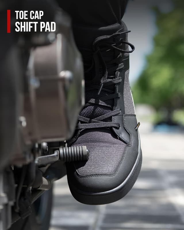 Detalle de RIDEIRON stivali scarpe moto uomo con normativa CE EN 13634:2017, impermeabili antiscivolo e traspiranti