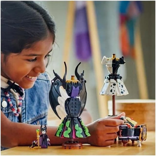 Detalle 2 de LEGO ǀ Disney Villains: Maléfica y Cruella 👑 Juguete Creativo