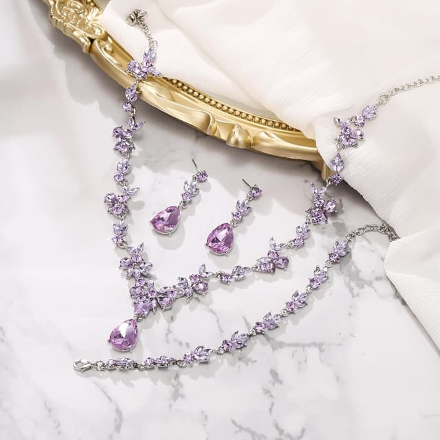 Detalle de Parure de bijoux de mariage Clearine : collier Y, bracelet tennis et boucles d’oreilles pendantes en cristal bleu