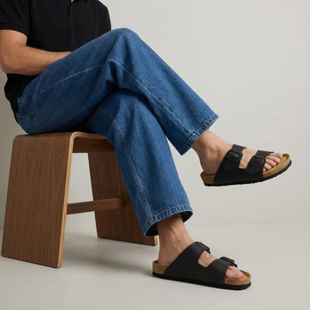 Detalle de CUSHIONAIRE Lane Cork Footbed Men’s Sandals with Adjustable Buckle Comfort Slides