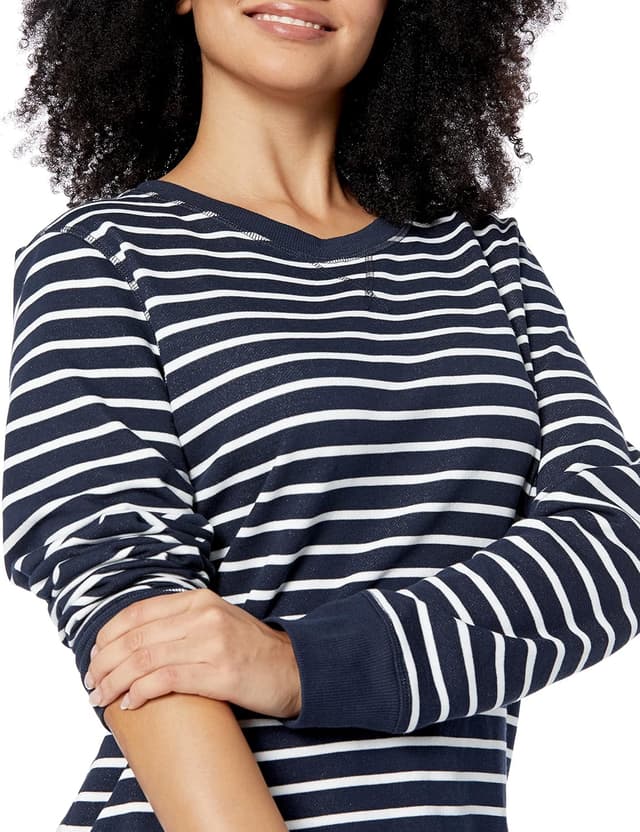 Detalle de Amazon Essentials fleece crewneck sweatshirt