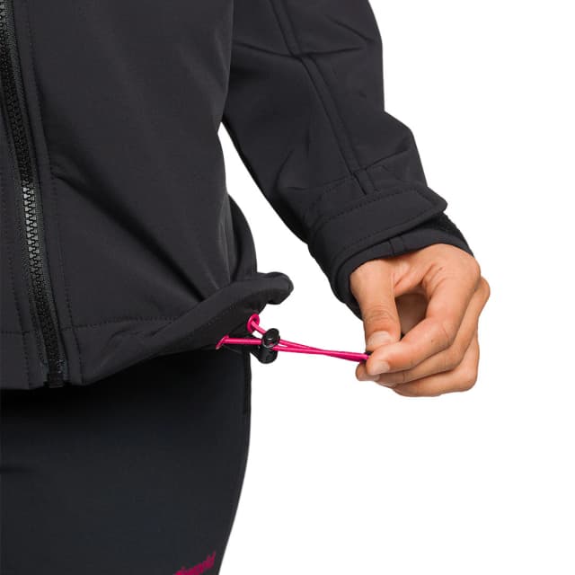 Detalle de Trangoworld Segnes: chaqueta de mujer cortavientos con capucha y acabado repelente al agua