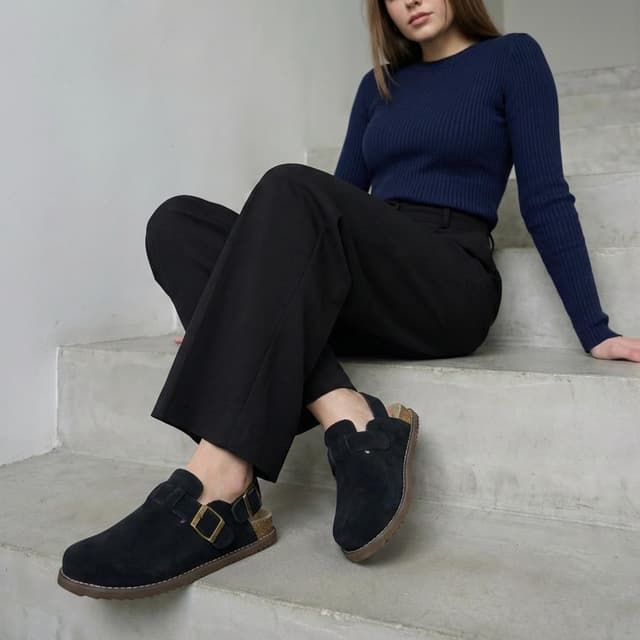 Detalle de Cushionaire Brooklyn Suede Slides ⚙