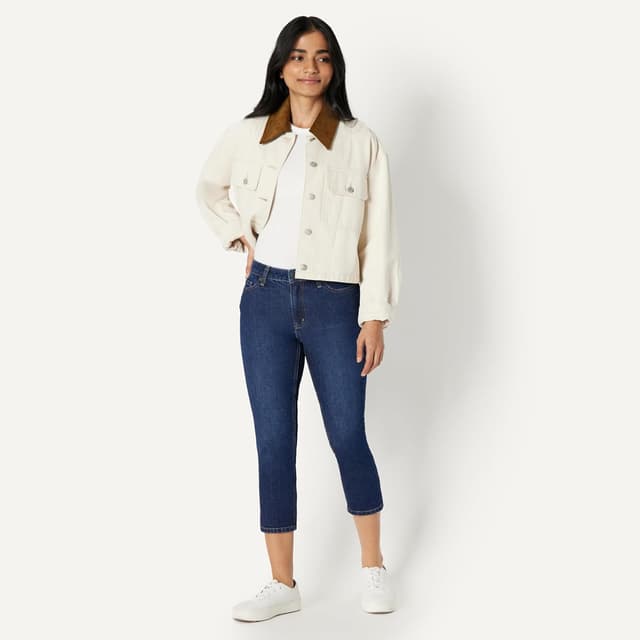 Detalle de Amazon Essentials Damen Slim-Fit Capri-Jeans mit mittlerem Stretchanteil und mittelhohem Bund