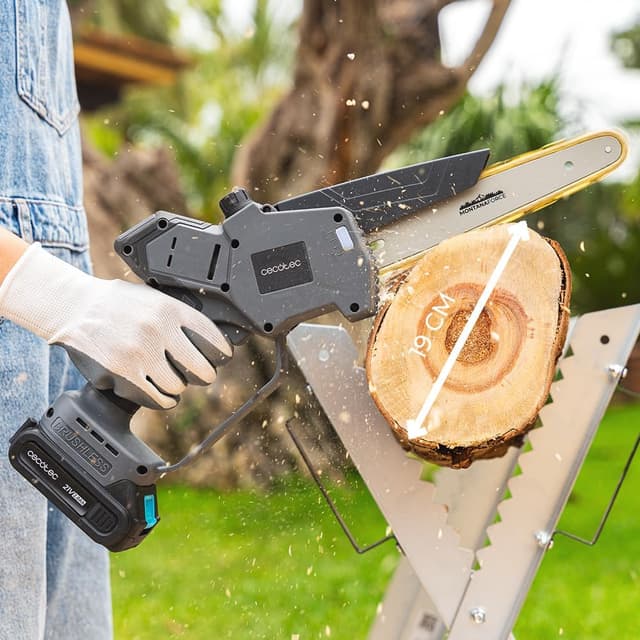 Detalle 2 de Cecotec Motosega elettrica a batteria 8" 21V MontanaForce 8000 Hand con 2 batterie Nexus