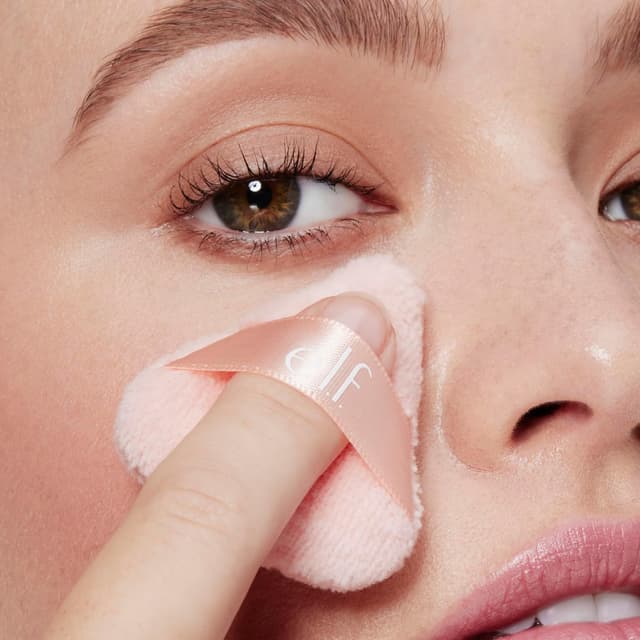 Detalle 2 de e.l.f. Halo Glow Pinkie Puffs (set da 3) mini soffio per polveri, misura delle dita, morbidi e lavabili