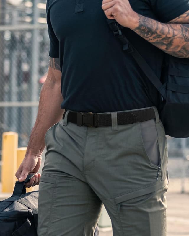 Detalle 2 de CHAOREN Tactical Belt Men (1.5” Stretch Belt) with Quick-Release Combat Buckle