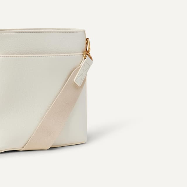 Detalle de Amazon Essentials Women’s Small Faux Leather Casual Cross-body Bag with Webbing Strap