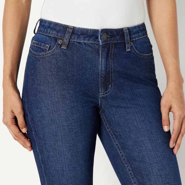 Detalle de Amazon Essentials Damen Slim-Fit Capri-Jeans mit mittlerem Stretchanteil und mittelhohem Bund