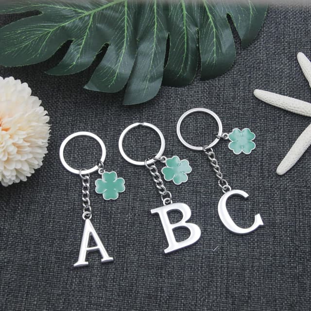 Detalle de Porte-clés lettre initiale YJYJZX avec pendentif en alliage (A-Z 26) – idée cadeau pour amis et proches