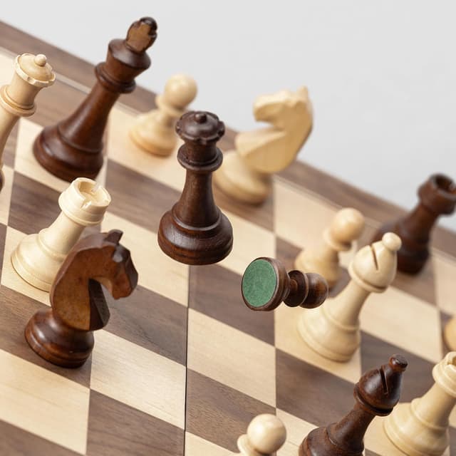 Detalle de A&A magnetisches Schachspiel aus Holz (38 cm) – klappbares Reise-Set mit Staunton-Figuren