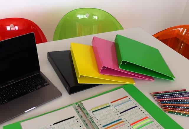 Detalle de Confezione da 2 raccoglitori ad anelli Favorit CF 2 Sprint in cartone 22 x 30 cm con 4 anelli da 30 mm, colore giallo