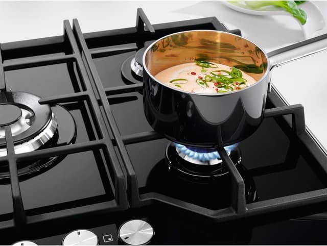 Detalle de Electrolux EGM6343YAK Serie 600 Piano cottura a gas da incasso 60 cm in vetro nero, 4 fuochi