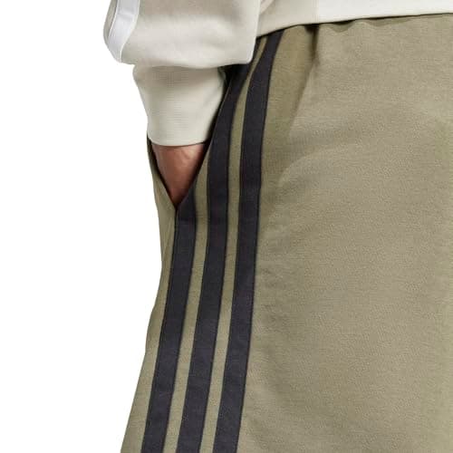 Detalle de adidas Hombre Essential Three Stripes French Terry Short Olive Strata/Black (M)