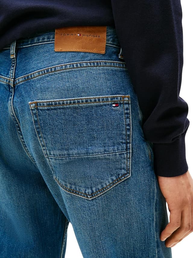 Detalle de Tommy Hilfiger Men’s Straight Fit Denton Mid Rise Jeans