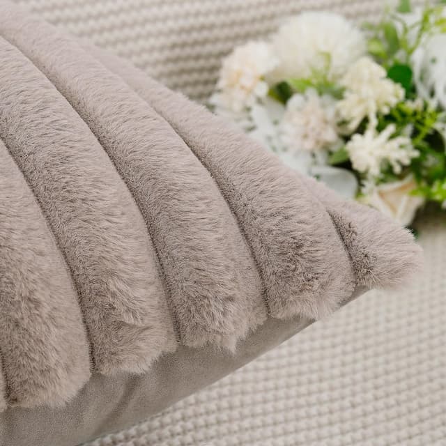 Detalle de Madizz set of 2 faux fur cushion covers (18x18 inch / 45x45 cm) in taupe