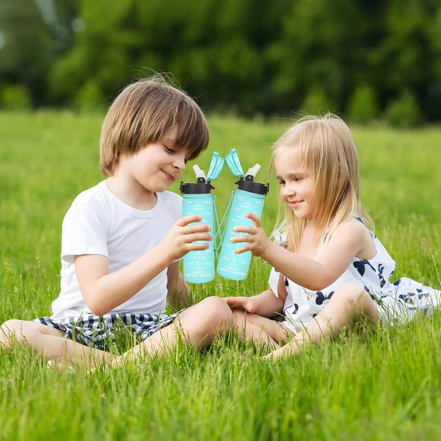 Detalle 2 de GOPPUS 500ml Kids Water Bottle (Straw + Flip-Top Lid) with Strap, Leakproof, BPA Free, Time Markings (Green)