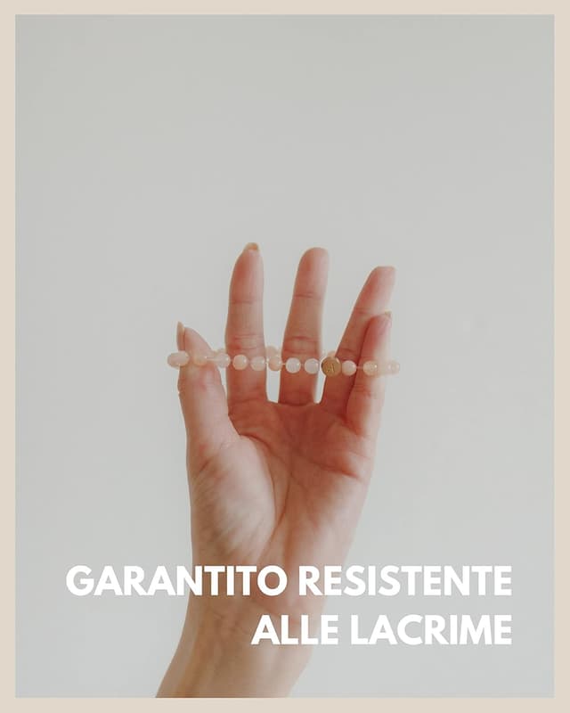 Detalle de GD GOOD.designs EST. 2015 Bracciale con lettere e perle di quarzo naturale, placcate oro rosa