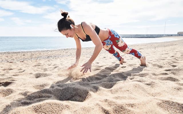 Detalle de JBL Endurance Peak3 Weiß – wasserdichte Sport-In-Ears mit bis zu 10 Stunden Laufzeit