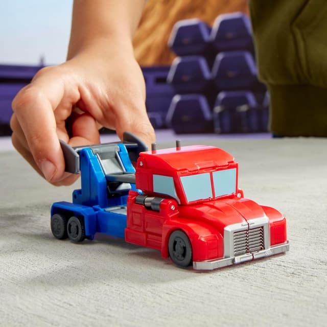 Detalle 2 de Transformers EarthSpark Smash Changers Optimus Prime 🚒