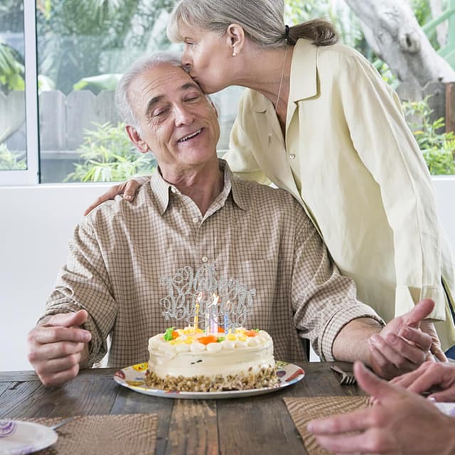 Detalle 2 de Happy Birthday cake topper (bow & silver glitter) in 300 gram glitter cardstock – 1 pack