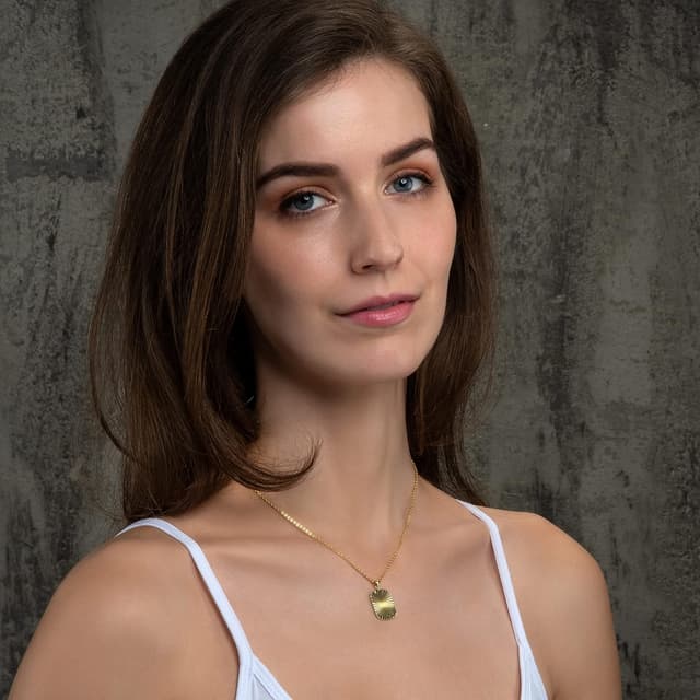 Detalle de ZAVANA collana da donna con ciondolo rettangolare “taglio diamante” placcata oro o rodio, girocollo regolabile 40+5 cm