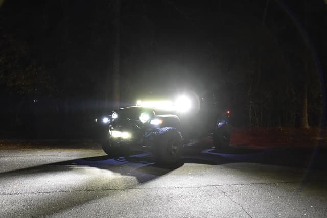 Detalle de Projecteur LED longue portée Hella 1FB 358 176-211 Black Magic Mini Lightbar (6 LEDs, 12/24V)