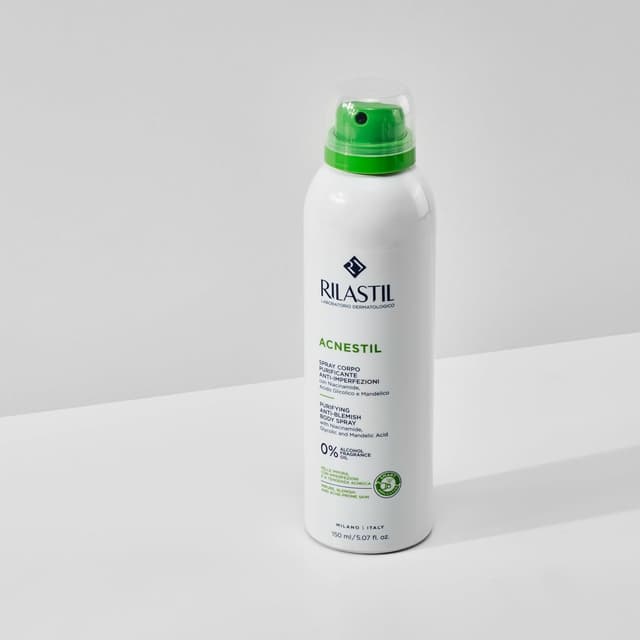 Detalle 2 de Rilastil Acnestil klärendes Anti-Unreinheiten Körperspray mit Niacinamid, Glykolsäure & Mandelsäure (150 ml)