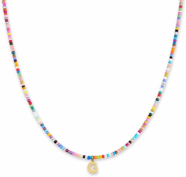 Detalle de Collier perlé coloré femme à initiale A-Z, plaqué or 18K, résistant à l’eau, réglable 40-45 cm