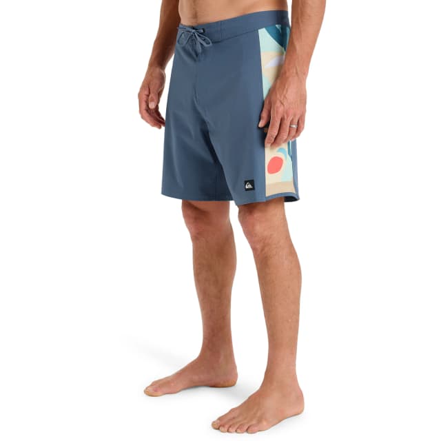Detalle de Quiksilver Surfsilk Arch 18 bañador corto de hombre con tratamiento hidrofóbico