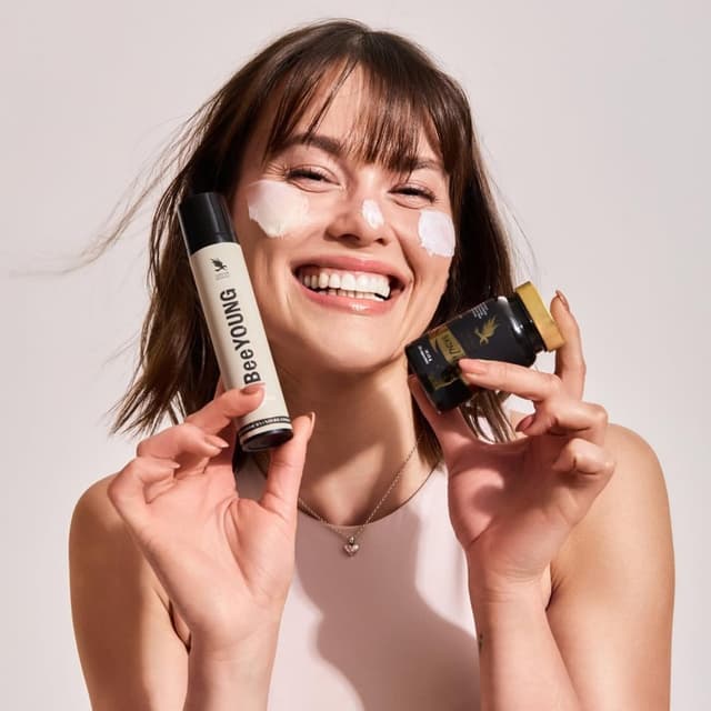 Thumbnail 6 de Carnium Botanicals BeeYOUNG Crema viso al veleno d'api 50 ml