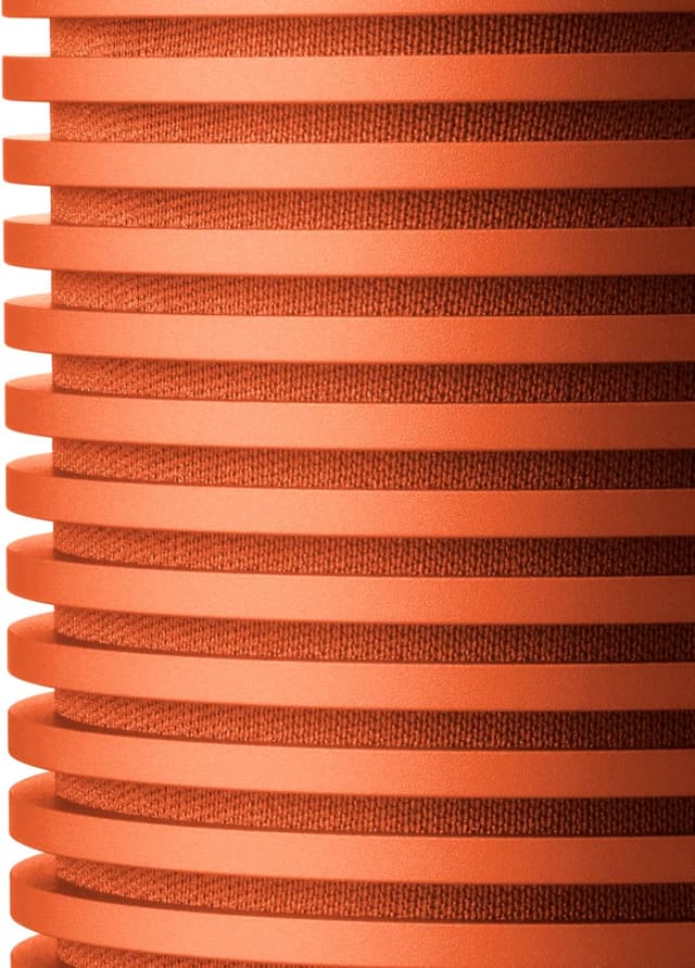 Detalle 2 de Bang & Olufsen Beosound Explore (Bonfire Orange) — enceinte Bluetooth portable étanche IP67, son True360 et jusqu’à 27 h d’autonomie