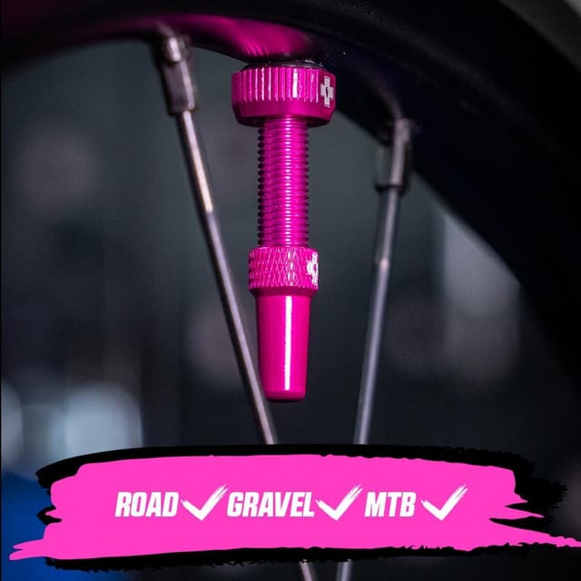Detalle 2 de Muc-Off Valves Presta Tubeless 44 mm anti-fuite avec outil intégré (paire) – Rose