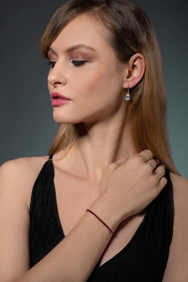 Detalle de Bracelet ZAVANA rouge plaqué or ajustable avec oxydes de zirconium