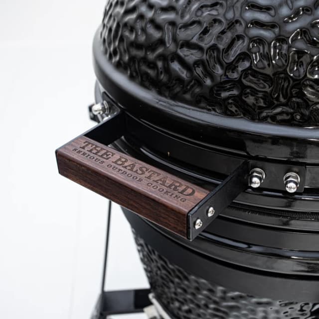 Detalle de The Bastard Classic Compact – Keramik-Grill & Outdoor-Ofen für bis zu fünf Personen