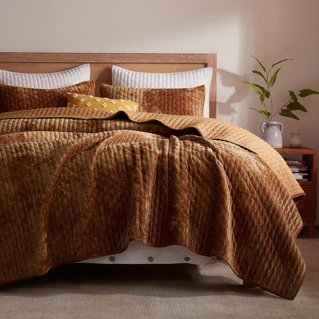 Detalle de LEAONME Velvet Quilt Set (Full/Queen) with 2 Matching Shams — Lightweight Caramel Velvet Comforter Bedding