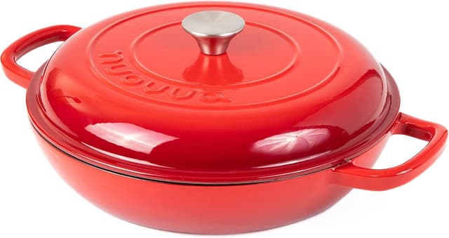 Detalle de Nuovva Shallow Cast Iron Casserole with Lid (3.7-Quart, 30cm) – Enamelled Non-Stick Dutch Oven Pot, Red