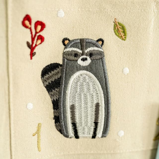 Detalle de Papierdrachen Adventskalender 2025 „Waldtiere“ – bestickter Stoff-Wandkalender mit 24 Stoffbeuteln