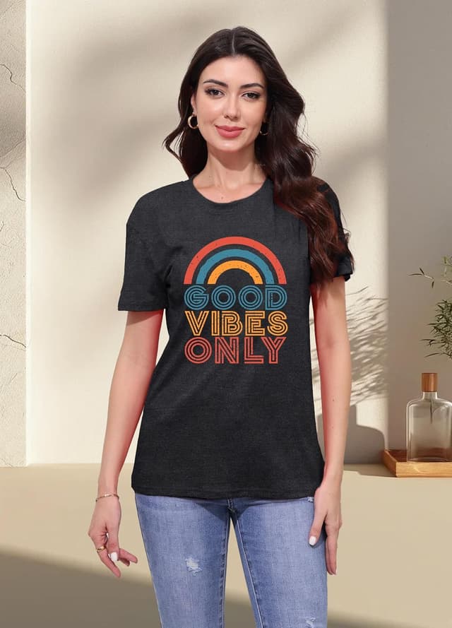 Detalle 2 de Qskall Women’s Vintage Rainbow “Good Vibes Only” T-shirt
