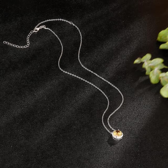 Detalle de Qings dainty birthstone necklaces in 925 sterling silver – round-cut single-gem pendant