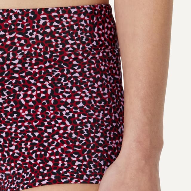 Detalle 2 de Amazon Essentials donna: costume da bagno corto con slip boy short a vita alta